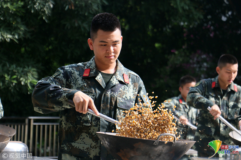 武警"大厨"苦练厨艺 提升基层炊事队伍整体素质