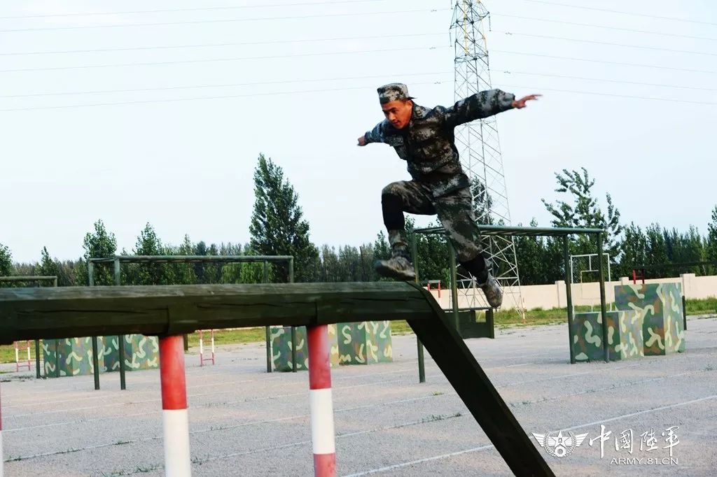 热图!飞檐走壁,上天入地,百步穿杨……第79集团军侦察兵大比武