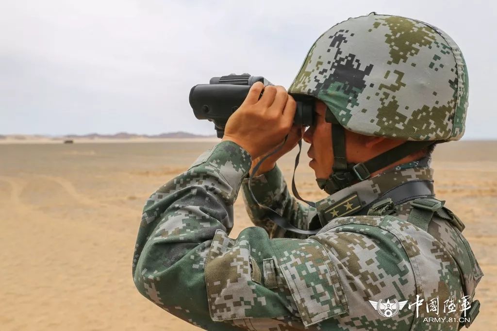 观察所指挥员观察炸点▲侦察员捕捉炸点位置进入非实弹演练环节