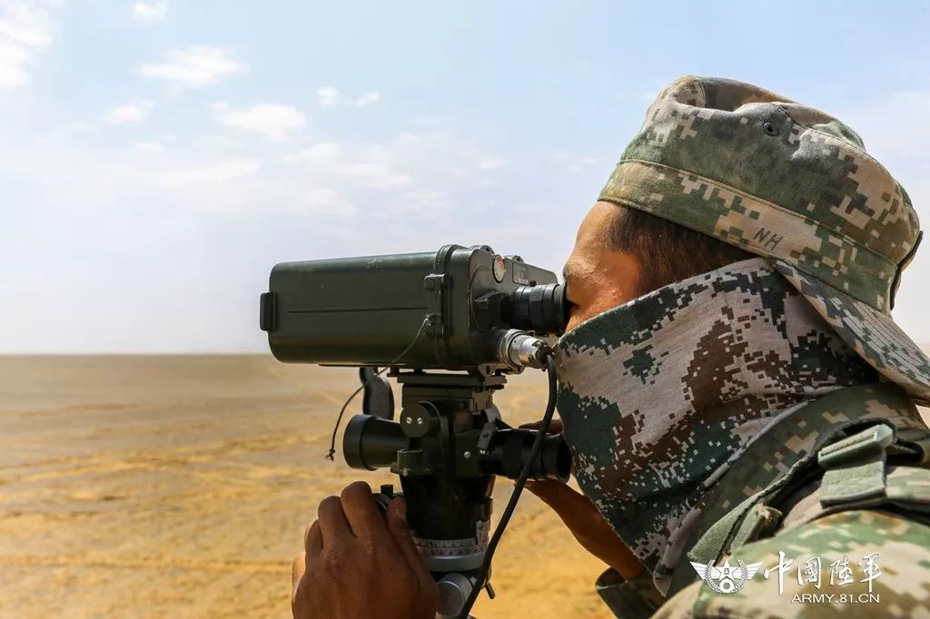 侦察员捕捉炸点位置进入非实弹演练环节,他们按照"五个临机"组训