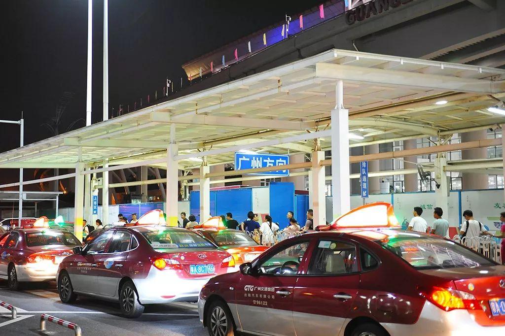 广州公交集团新增100辆出租车为深夜抵达南站的乘客护航