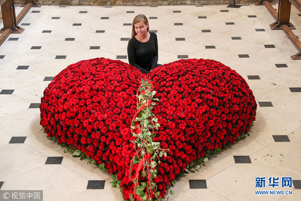 英国温切斯特大教堂鲜花节将开幕 巨型玫瑰心抢眼