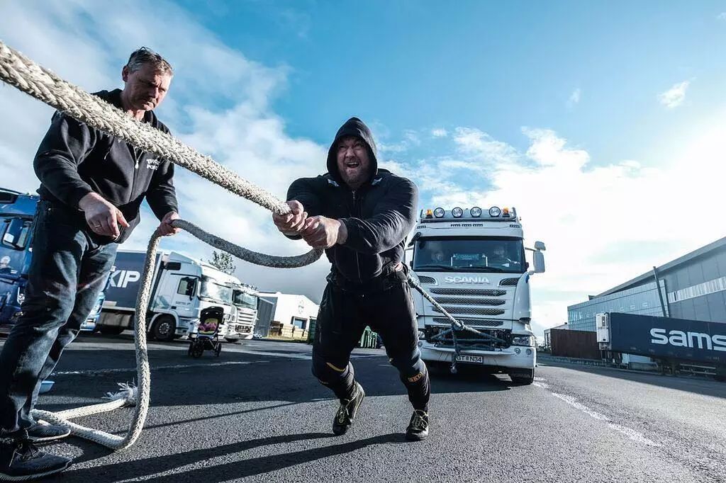 所以这位被誉为职业大力士界"雷神"的硬汉,比赛时的他通常都是这样的