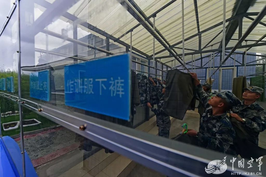 新型的阳光晾衣场里,官兵们再也不怕高原的雷雨和风沙.