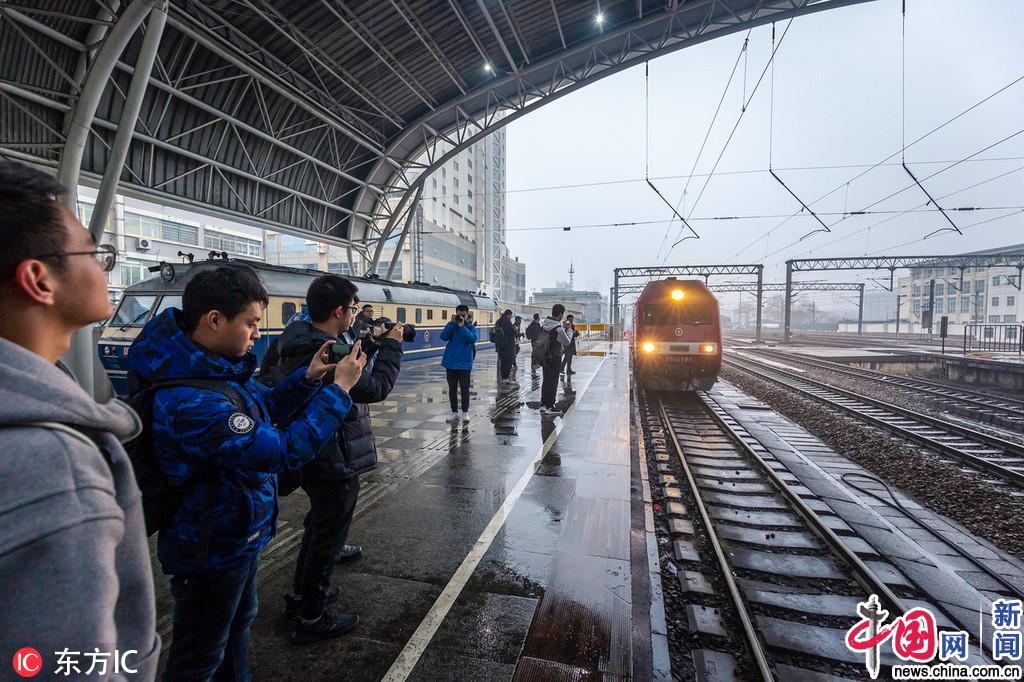 40年历史南京进京列车t6665次退役铁路爱好者齐聚车站为列车送行
