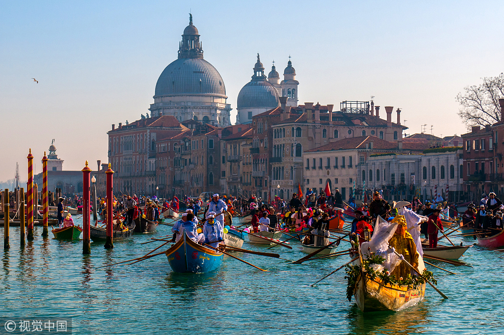 眼界威尼斯狂欢节开幕水上赛舟热闹非凡