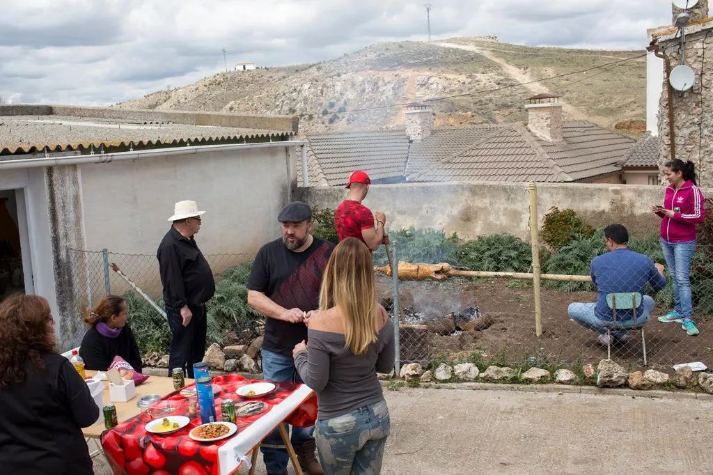 西班牙推出 农民相亲巴士 ,牧羊人的爱情很难找