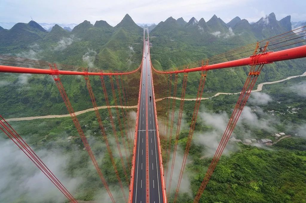 5万吨钢材   25万立方米的混凝土   80万个螺栓组   让大桥跨度达到