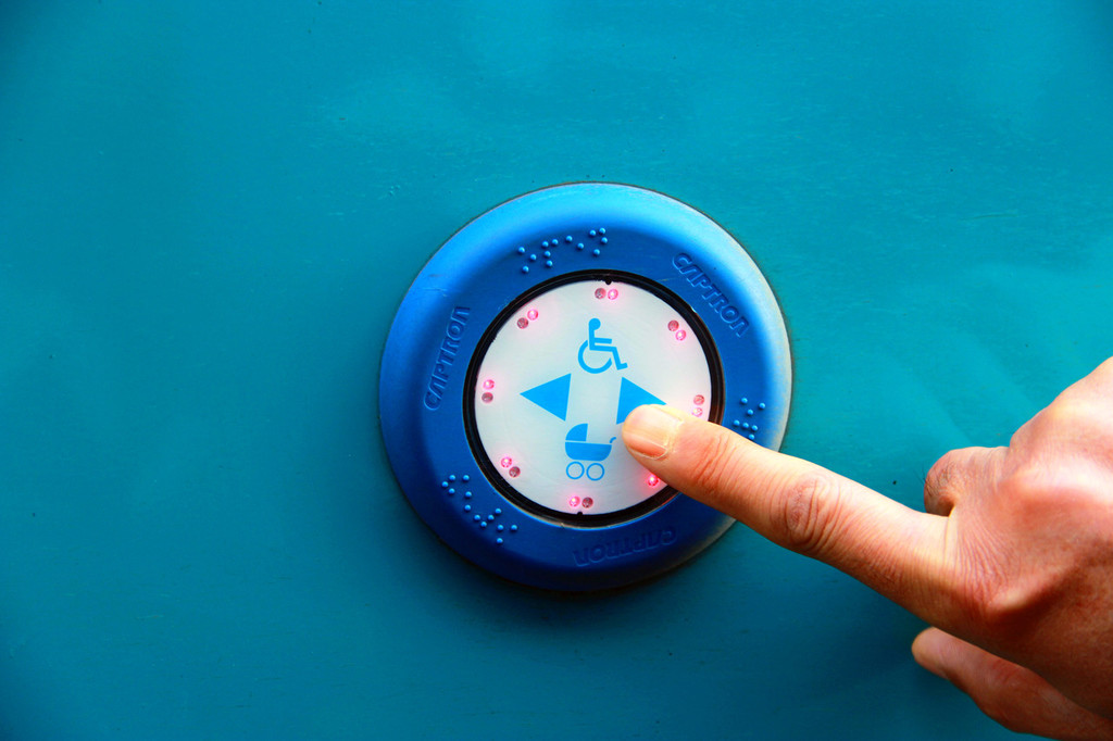 网友科普国内无障碍设施获赞