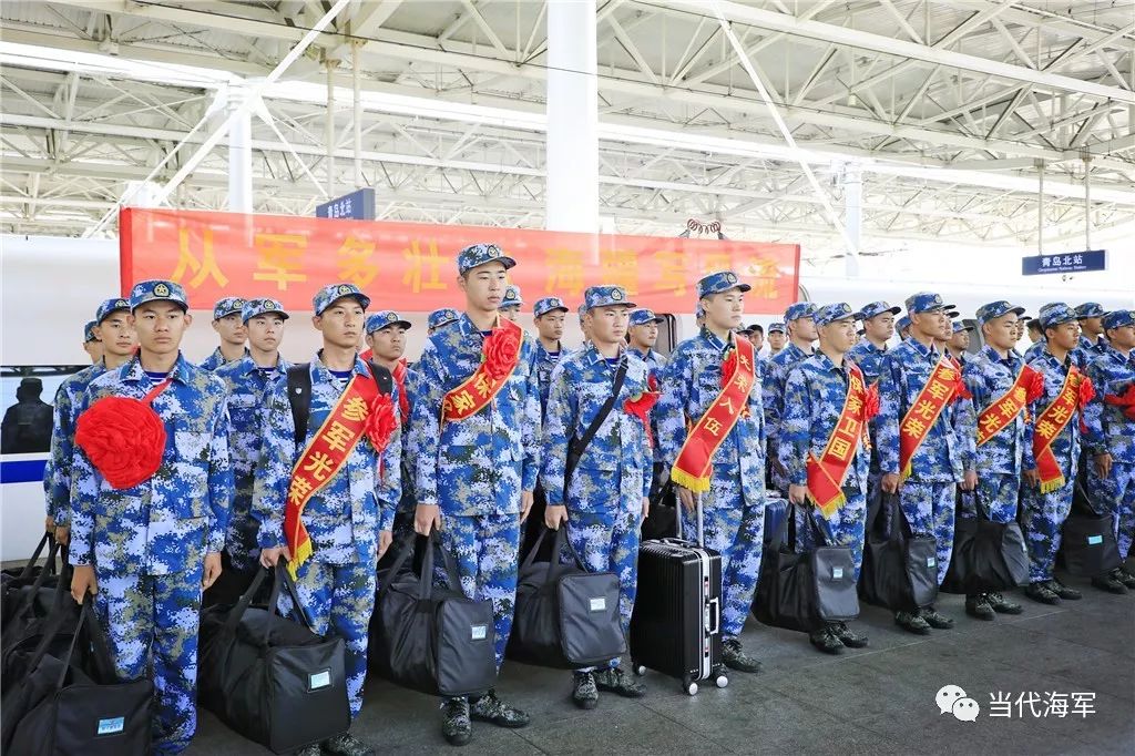 还挺像模像样新兵第一次集合列队下车集合开心就俩字看看车上新兵的