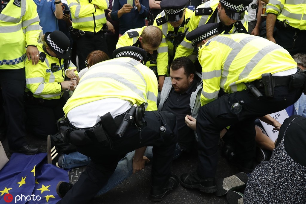 　8月31日，伦敦反脱欧人士爆发大规模游行，抗议约翰逊强制议会休会及“无协议脱欧” @IC Photo