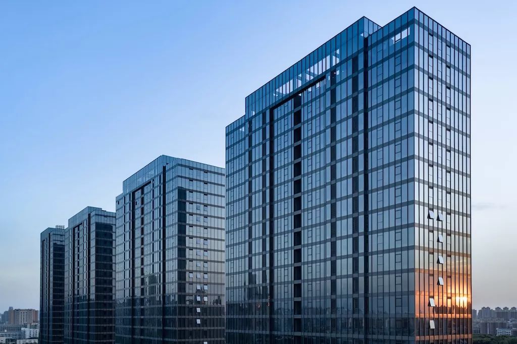 武汉首个玻璃幕墙住宅犹如水晶宫殿