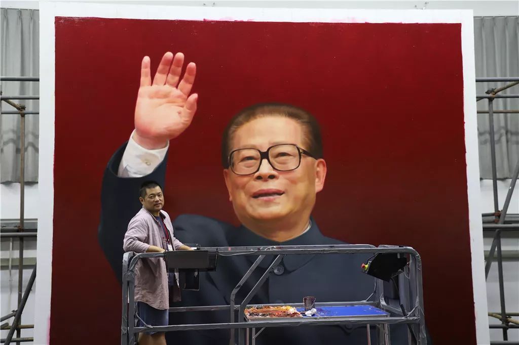 小孩画像:揭秘:国庆70周年群众游行中花花画像作者是谁? 杨澄与江泽民画像。
