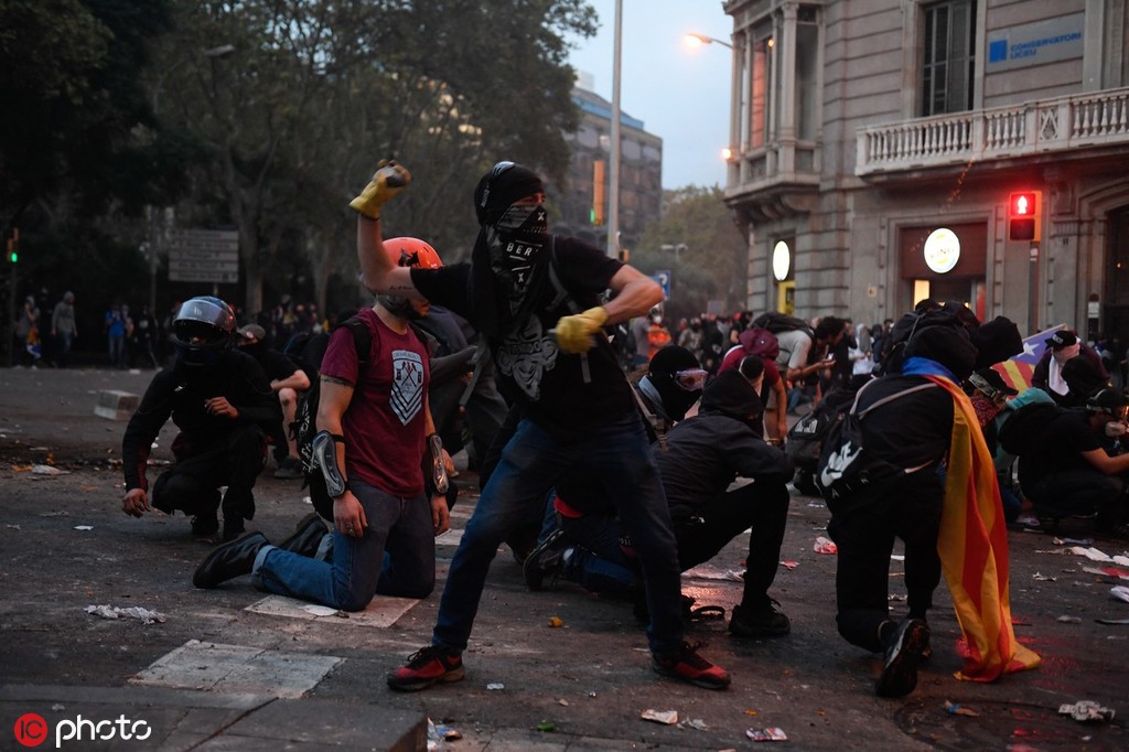 　示威者向警方投掷物体