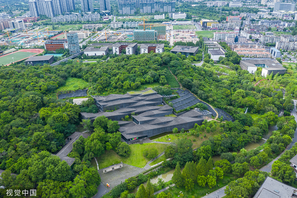 1981年,18岁的新疆小伙子王澍考入南京工学院(现东南大学)建筑系,成为