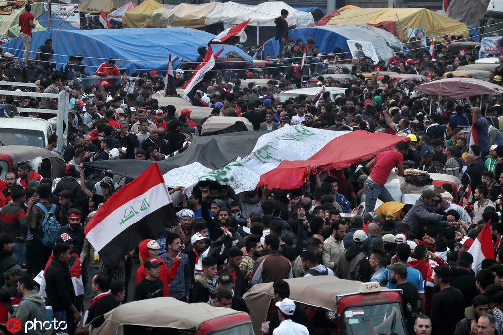 2019年11月29日星期五,反政府抗议者聚集在伊拉克巴格达解放广场,庆祝