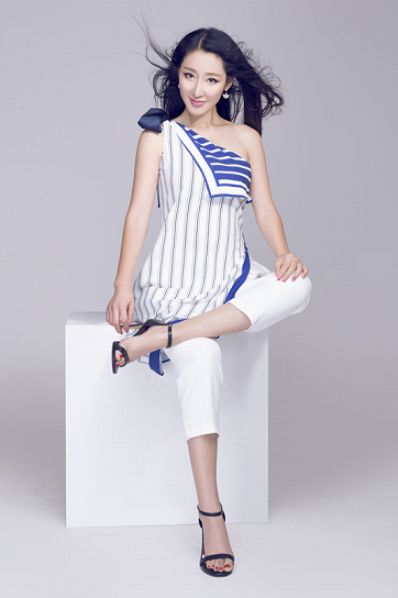 李依馨写真曝光深情演绎"春意盎然"