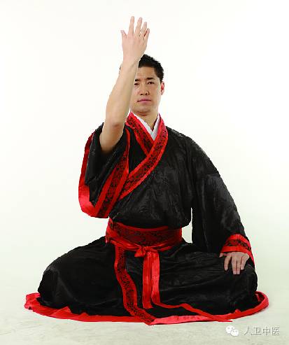 4,右臂松肩,坠肘,旋臂,转掌,臂掌经体前下落,右掌还原,扶按右膝,目视