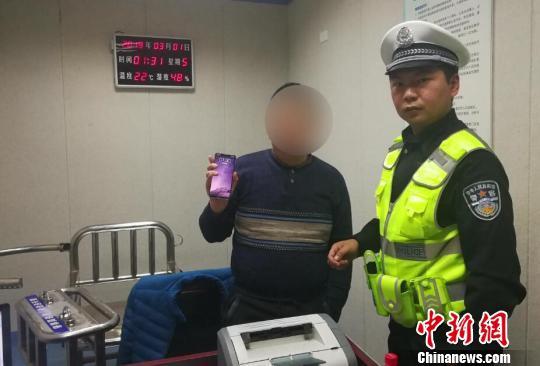 胡某向民警展示微信朋友圈视频 熊伟 图