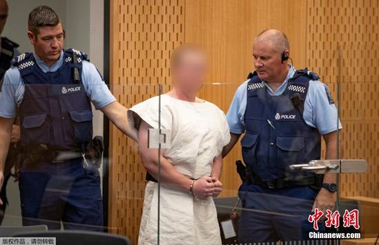 当地时间3月16日，新西兰克赖斯特彻奇，被控参与克赖斯特彻奇清真寺枪击案的嫌犯布伦顿·塔兰特（Brenton Tarrant）在当地法院出庭受审，他被控谋杀罪。