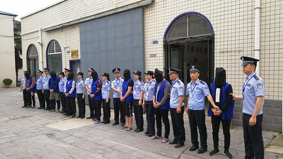 八旬奶奶收到催款电话 借网贷女大学生被逼跳楼