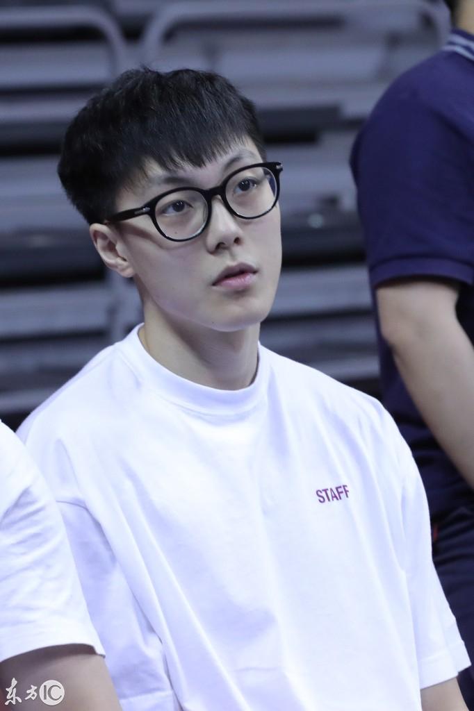 广东受伤小将胡明轩场边看球 佩戴眼镜真像白面书生