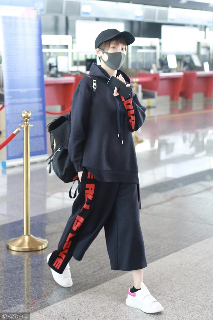 谢楠戴棒球帽似假小子 宽卫衣运动裤超减龄