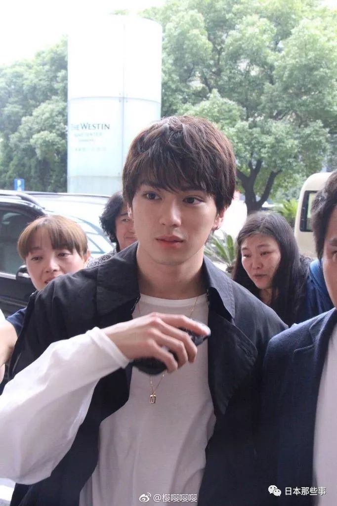 新田真剑佑亮相上海电影节 帅得有点过分了吧!