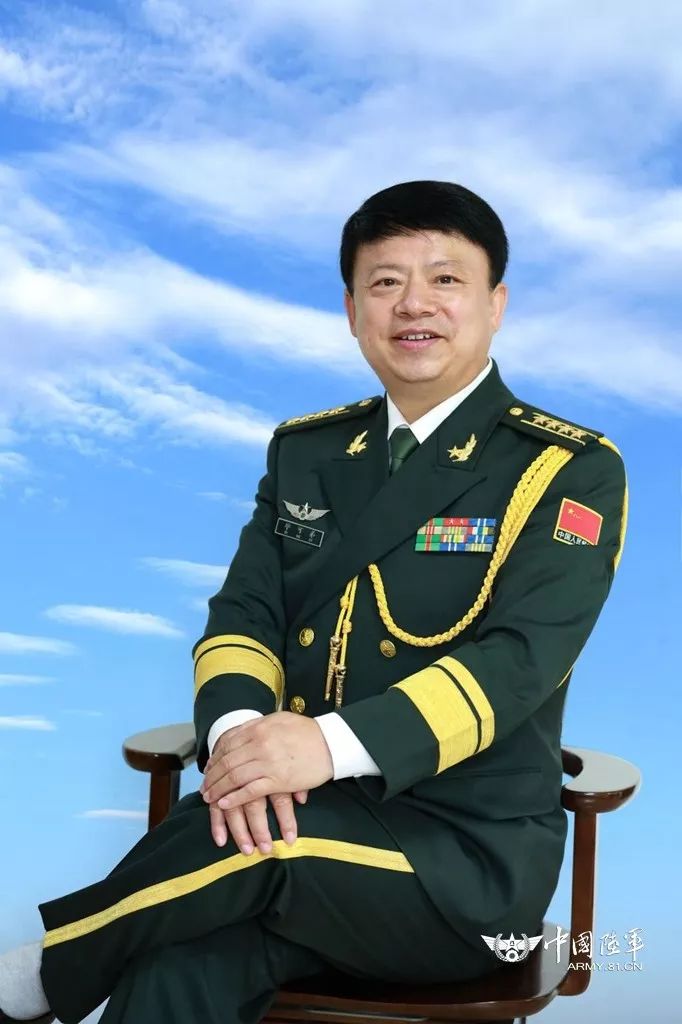 脱下戎装那天,这位大校把第一份感恩写给自己的36载军旅