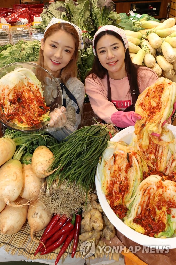 韩国白菜:韩国大白菜34元一颗 韩媒:简直是吃金菜 韩媒吐槽,吃的不是泡菜,是金菜。(韩联社)