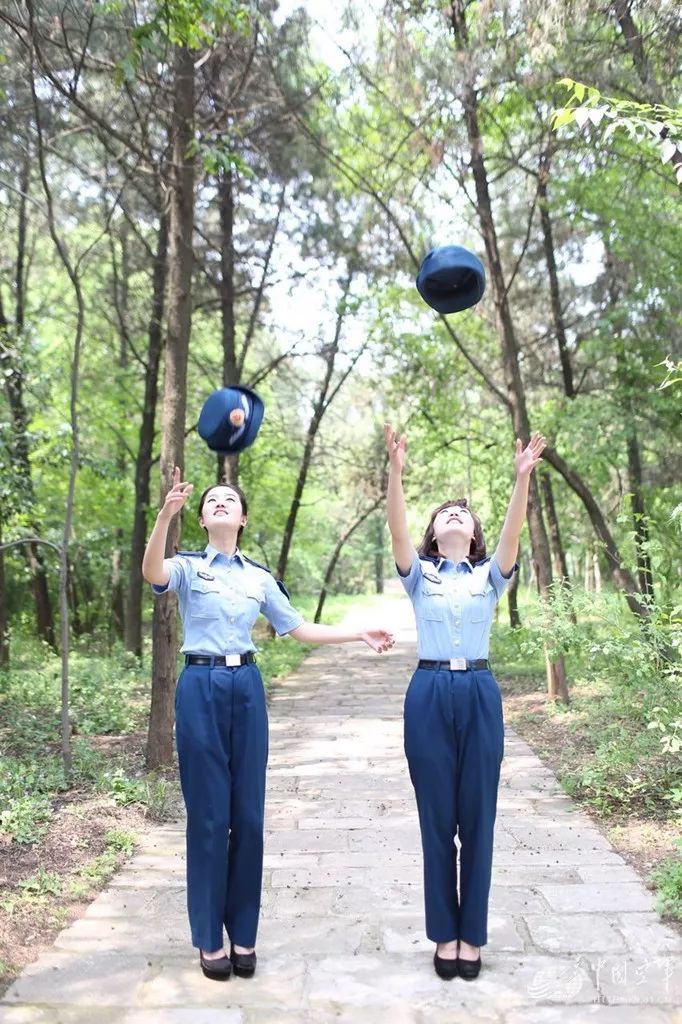 女学员的军校生活是从剪短头发的那一瞬间开始的