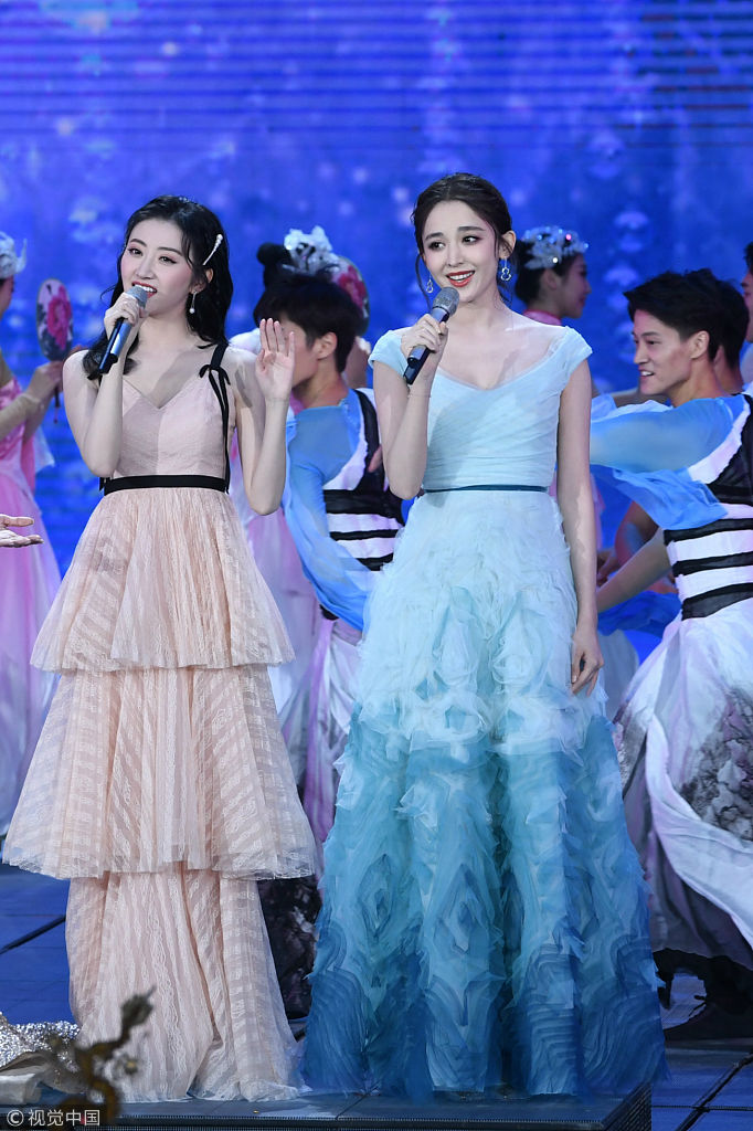 景甜,古力娜扎仙女范十足. 图片来源