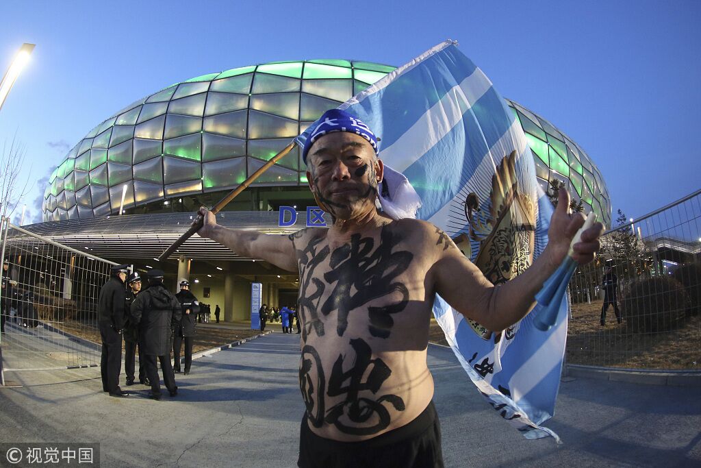 赤膊老大爷因一方表现暴怒:还要不要脸了!