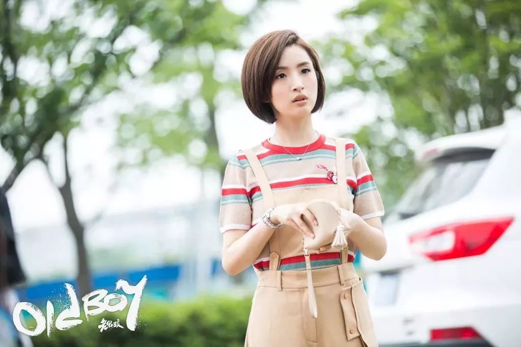 而且她只要变变发型,就能在18和28之间自如切换.