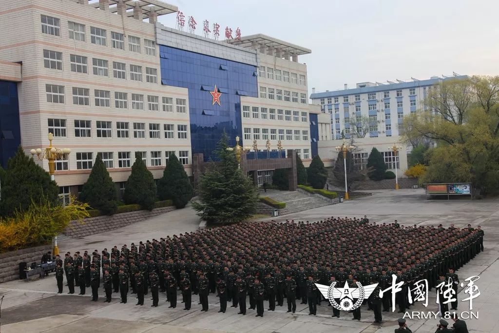 陆军装甲兵学院举行向陈赓许光达大将雕像敬献花篮仪式