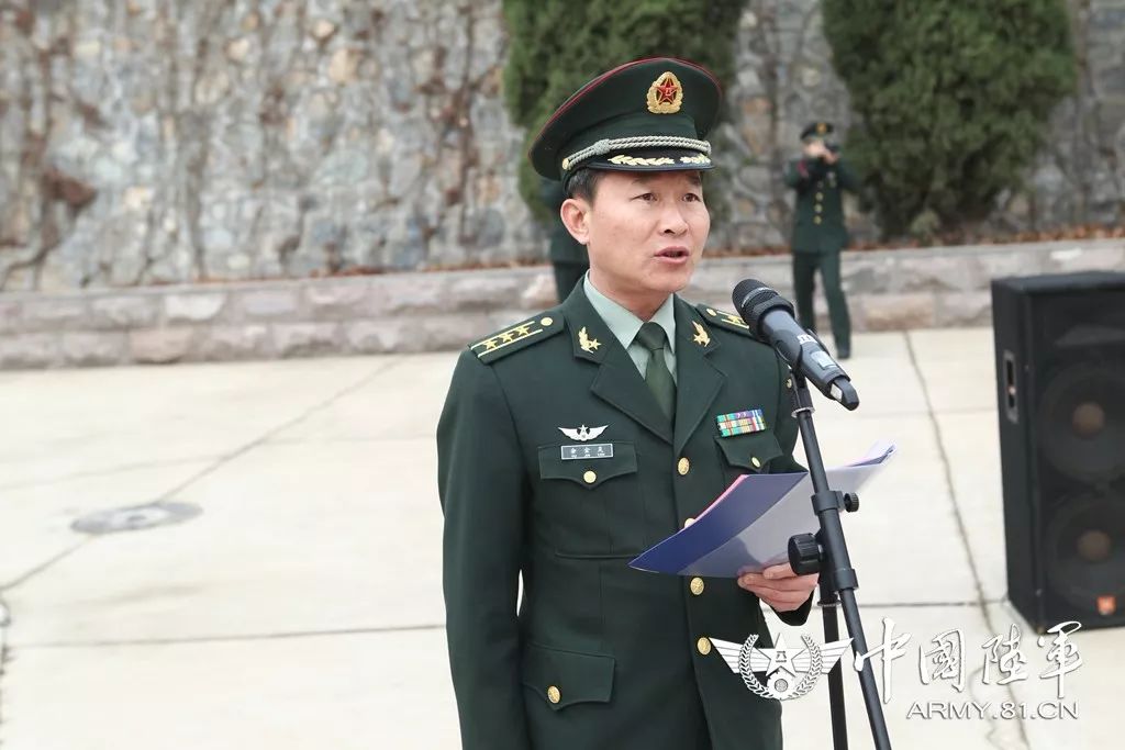 陆军装甲兵学院举行向陈赓许光达大将雕像敬献花篮仪式