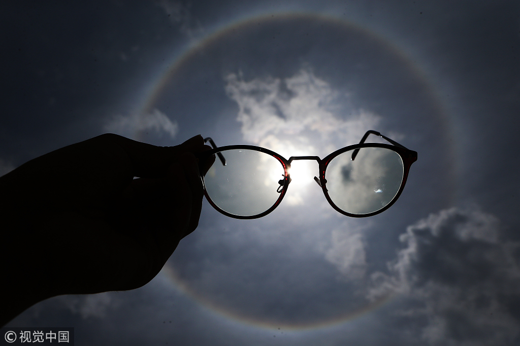 昆明天空现日晕景观 众多市民拍照"晒太阳"