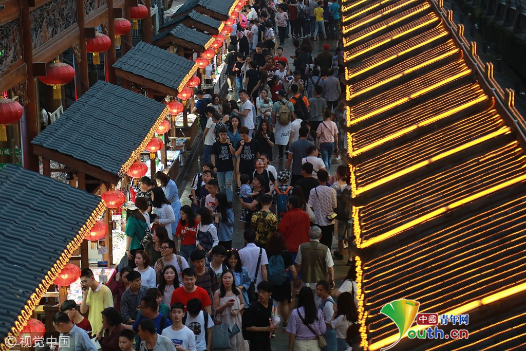 重庆"网红"景区五一节游客爆满 游客排队两小时打卡五分钟|游客|重庆|