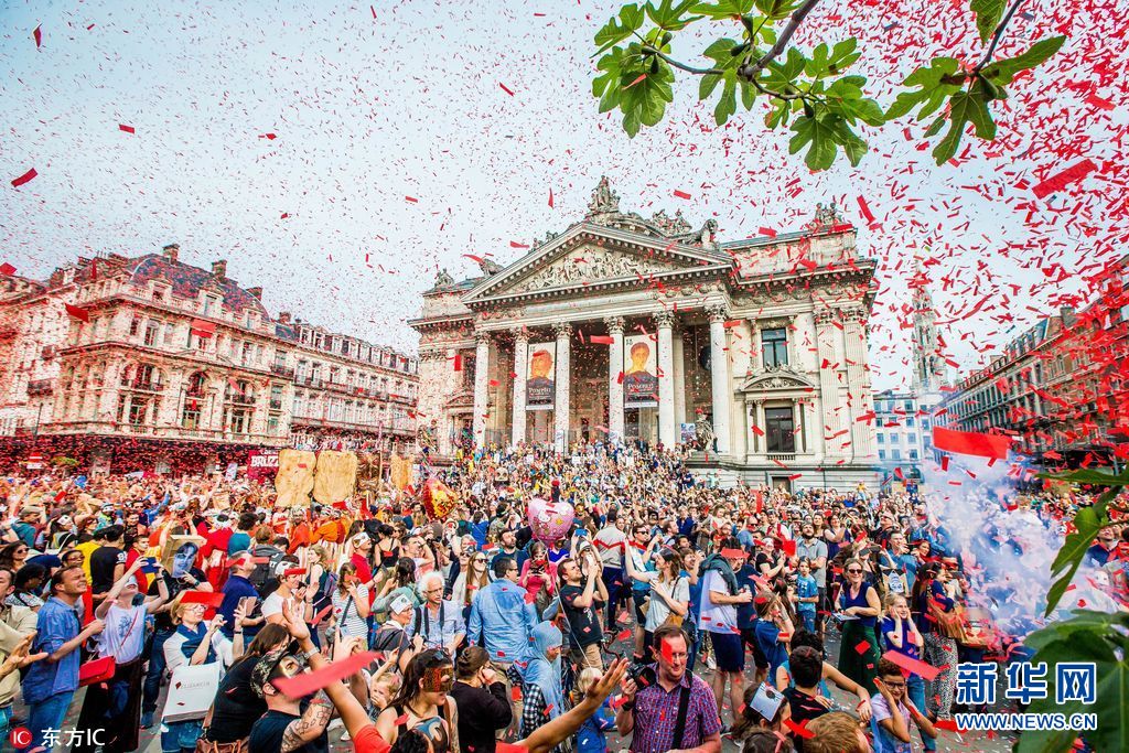 比利时首都举行大型节日游行 表演者奇异装束吸睛