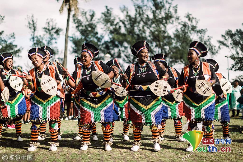 南非民众身穿传统服装参加狂欢节 载歌载舞期盼团结