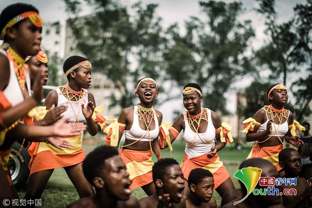 南非民众身穿传统服装参加狂欢节 载歌载舞期盼团结