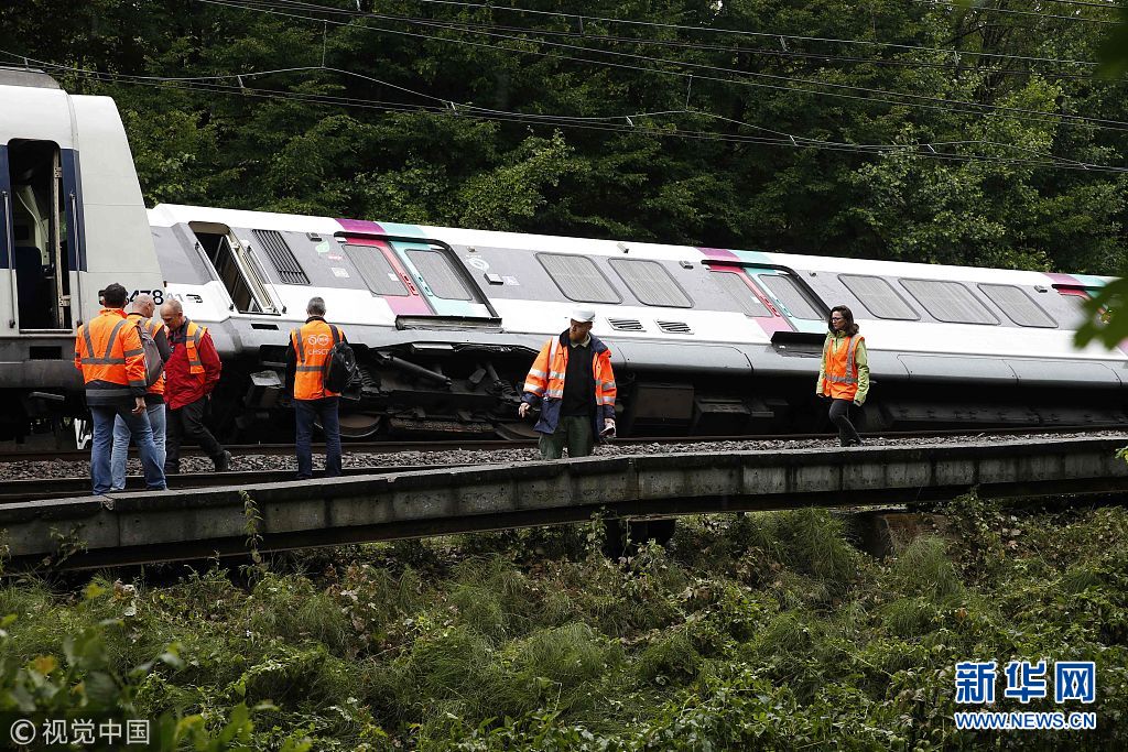 巴黎郊区一火车部分车厢脱轨翻车 造成7人受伤