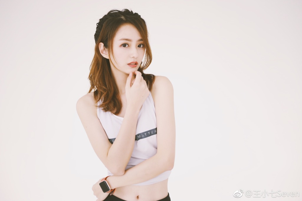 篮球女主播小七晒穿德国队球衣照:猜一个2:0吧