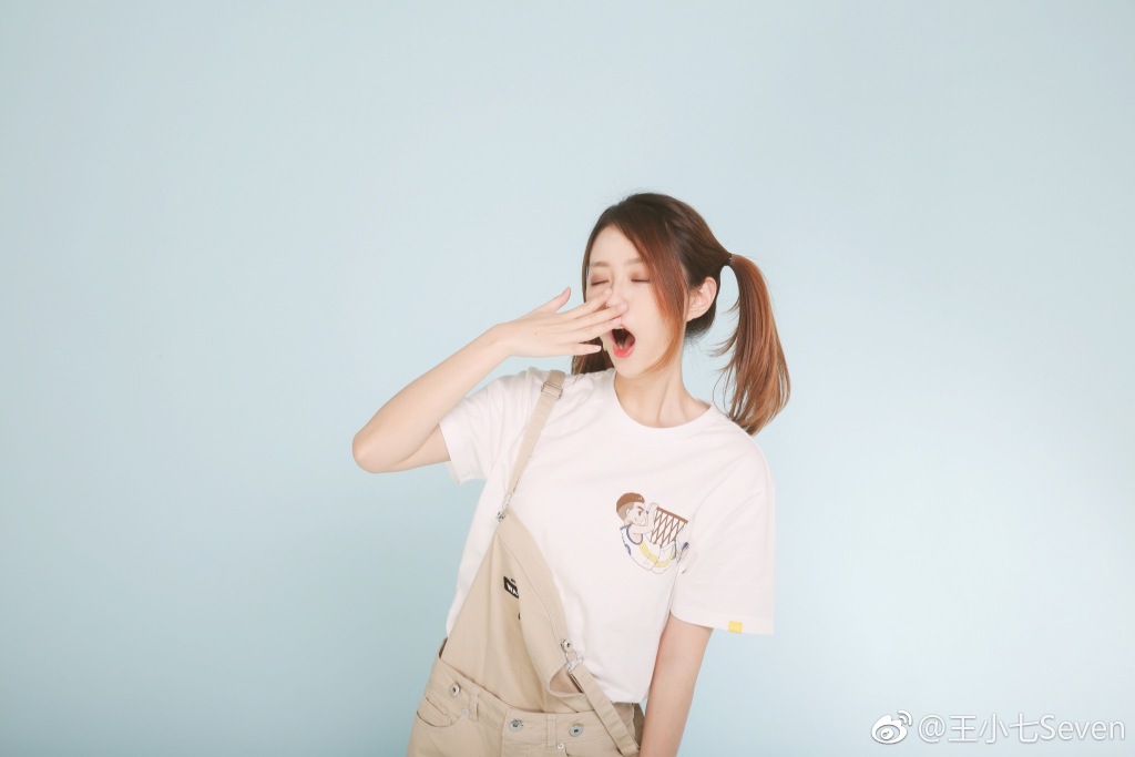 篮球女主播小七晒穿德国队球衣照:猜一个2:0吧