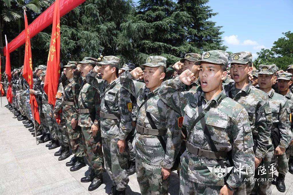 陆军工程大学通信士官学校千余毕业学员祭奠英烈寻初心