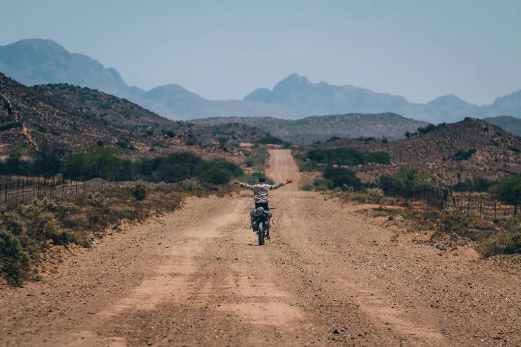 独自闯荡五大洲三年,每天花费不超过30元,他靠什么打开了自由之门?