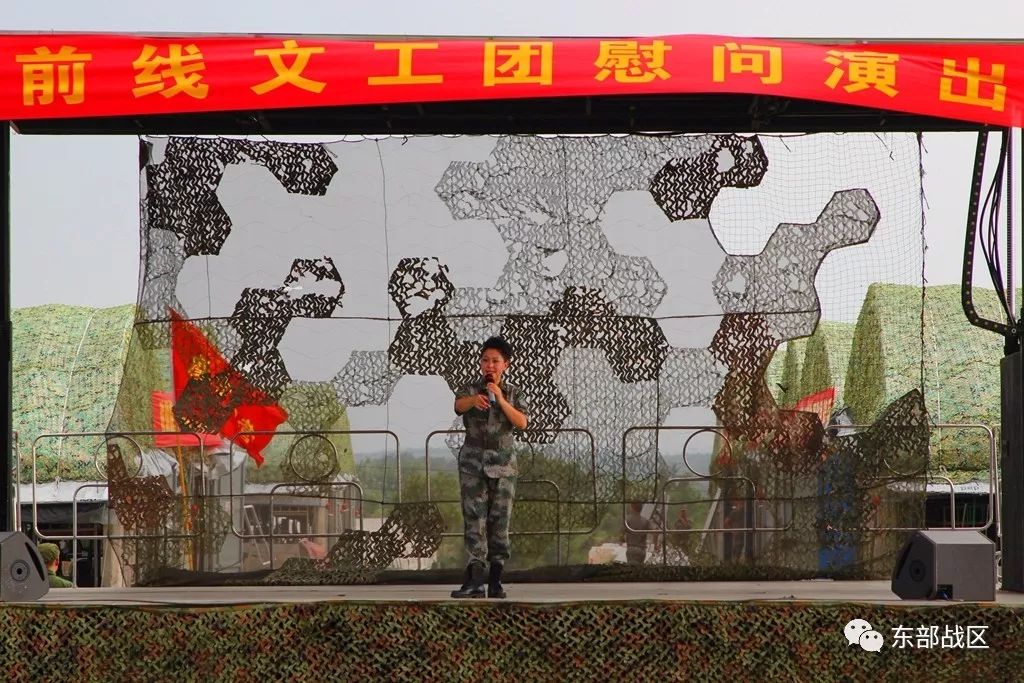 炎炎夏日前线文工团为临汾旅官兵送来了一抹清凉