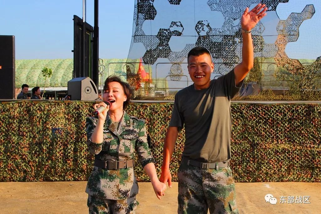 炎炎夏日前线文工团为临汾旅官兵送来了一抹清凉