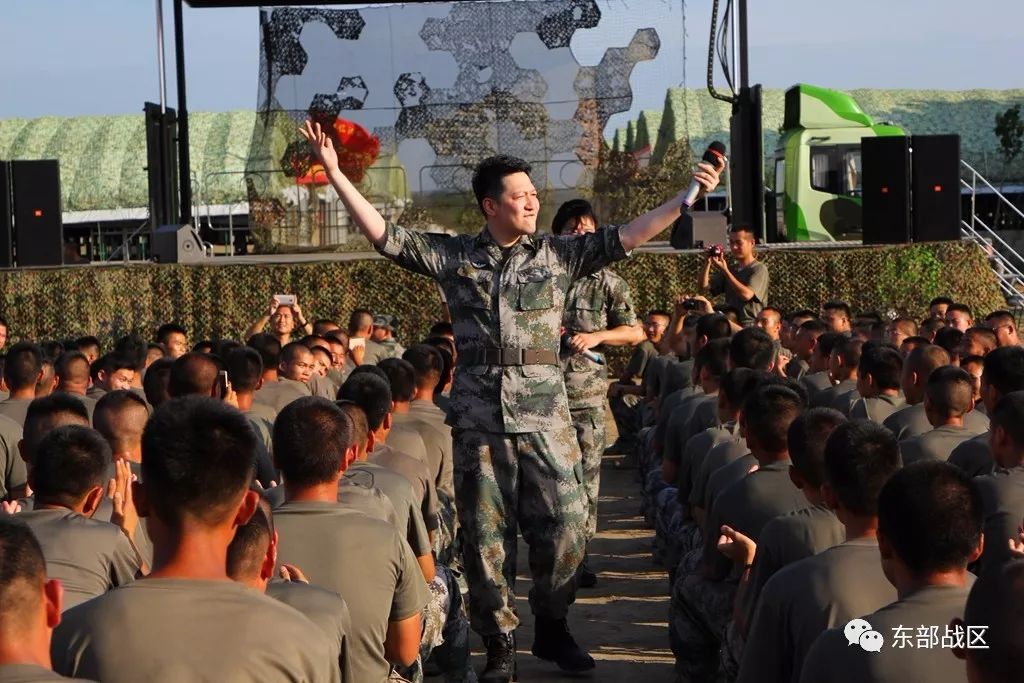 炎炎夏日前线文工团为临汾旅官兵送来了一抹清凉