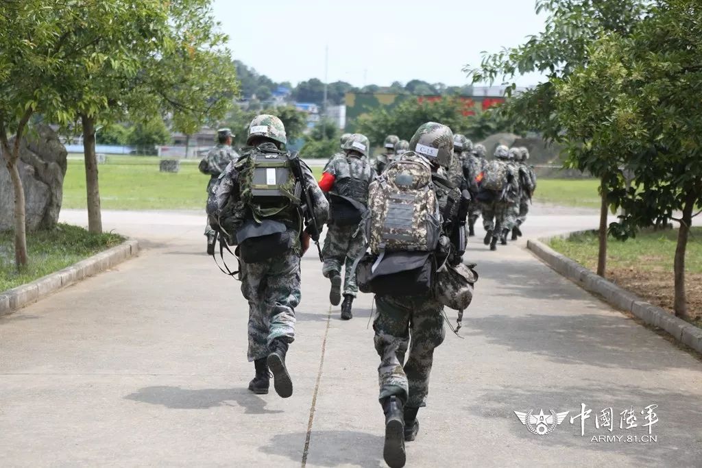 奇兵观澜信保尖兵赛场那一袭袭挥汗如雨的迷彩身影